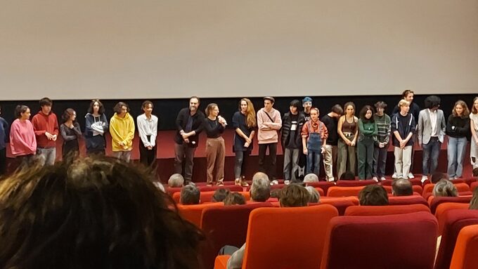 Les élèves présentent le film, accompagnés des acteurs et de la réalisatrice.